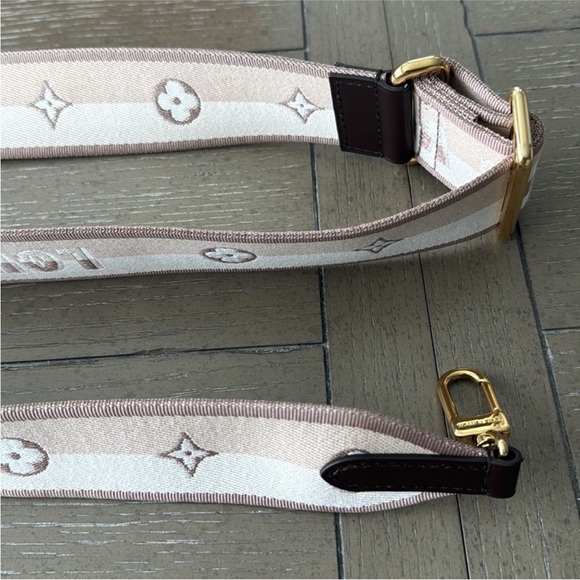 LOUIS VUITTON
Jacquard Speedy Bandouliere 20
Shoulder Strap Beige Brown - Picture 6 of 6